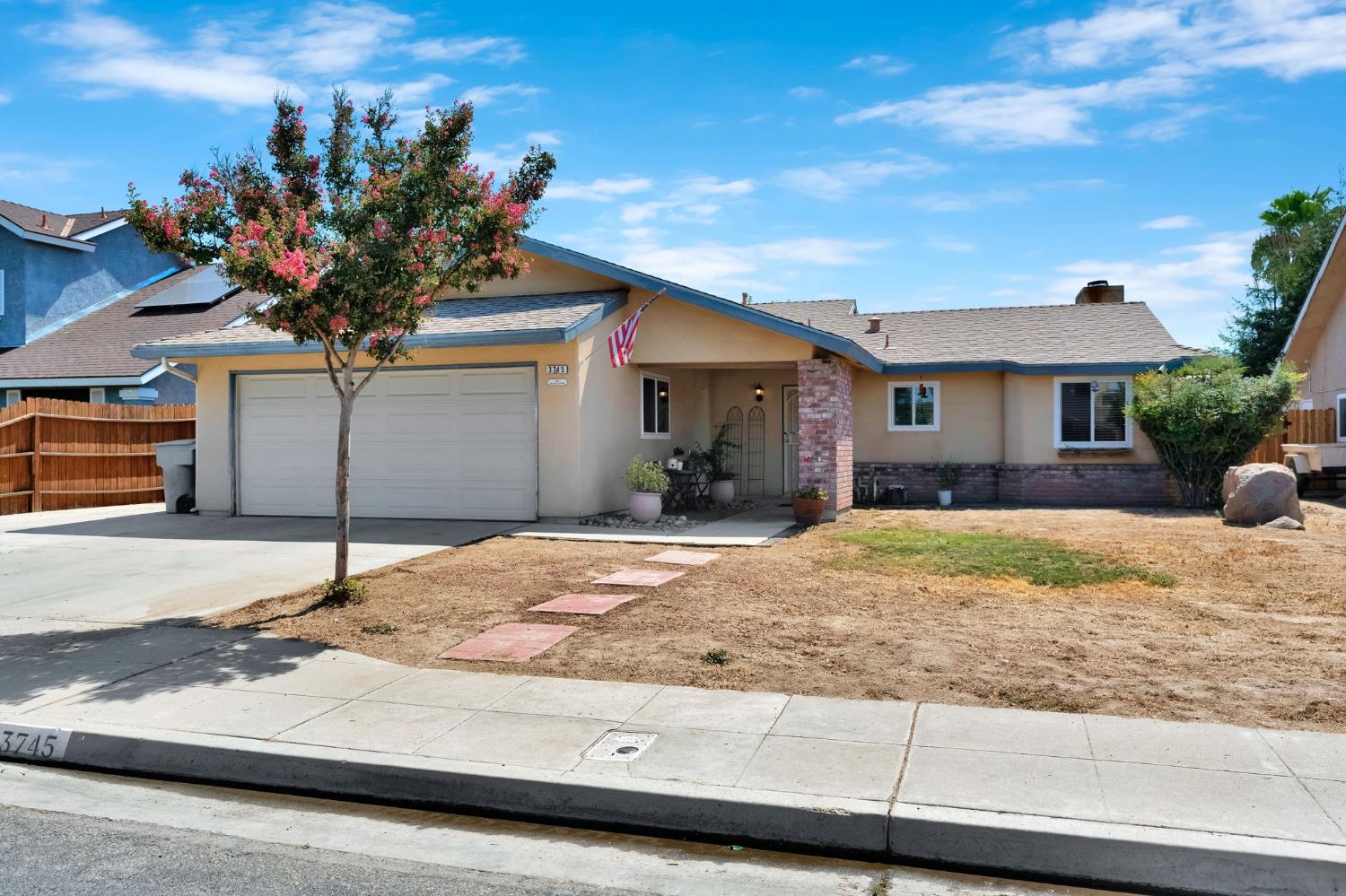 3745 Sunnyside Ave, Clovis, CA 93611