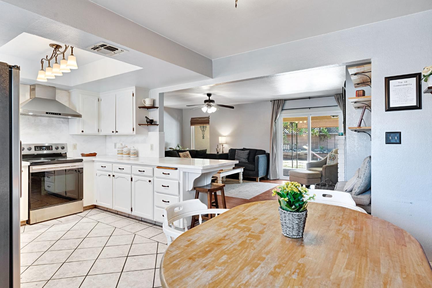 3745 Sunnyside Ave, Clovis, CA 93611