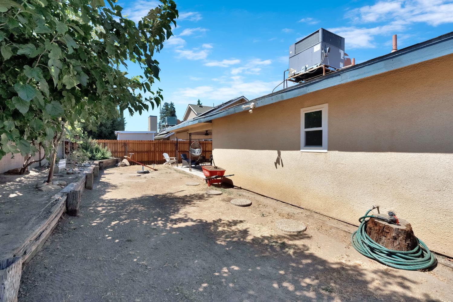 3745 Sunnyside Ave, Clovis, CA 93611