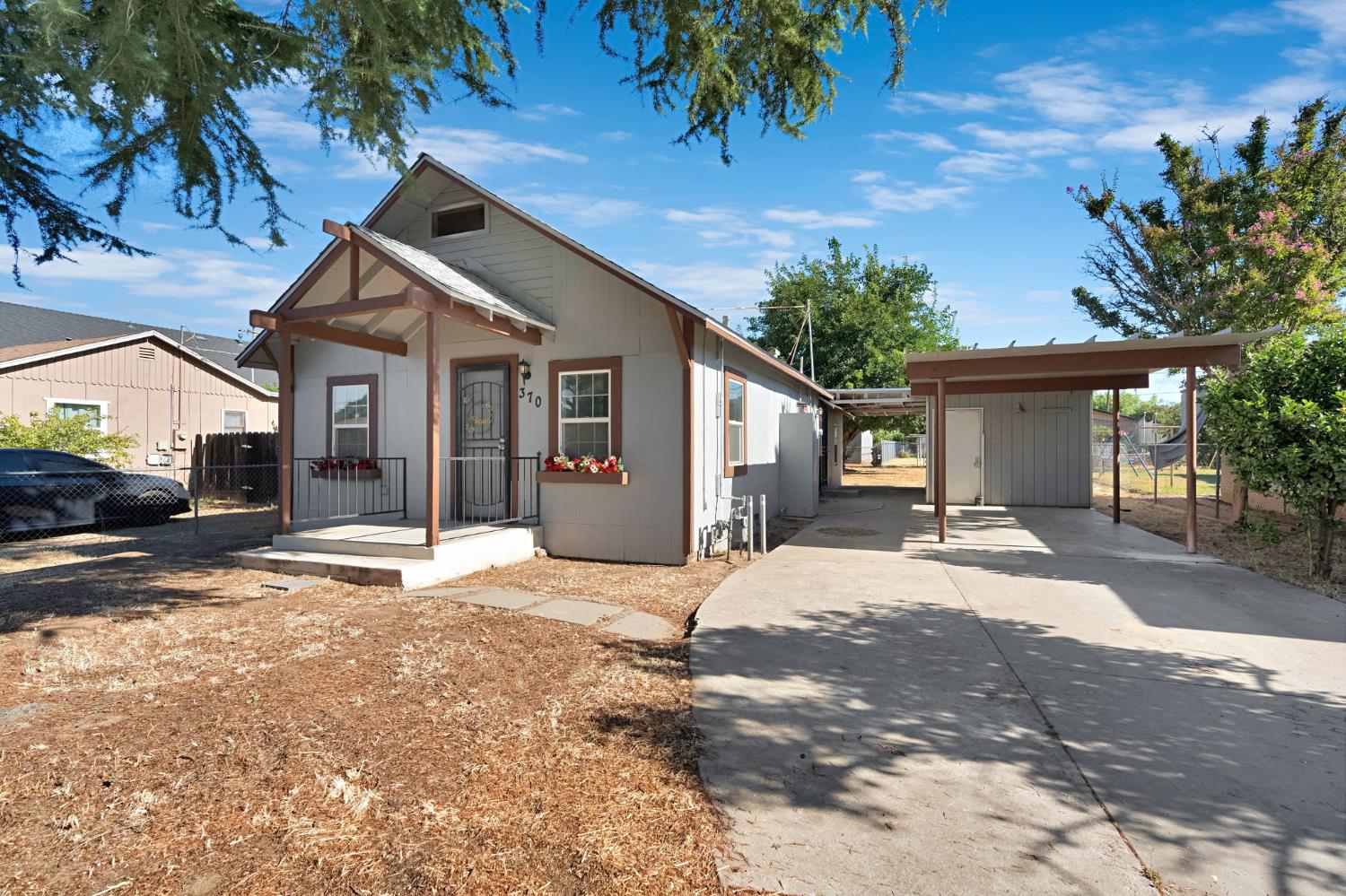 370 W Spruce Ave, Pinedale, CA 93650