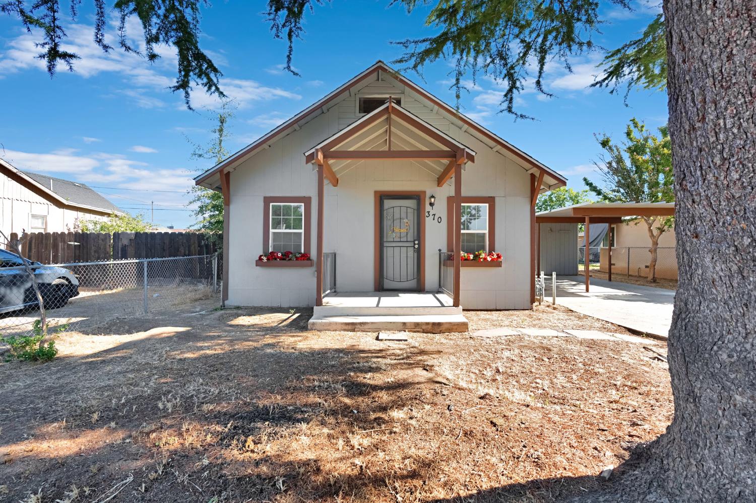 370 W Spruce Ave, Pinedale, CA 93650