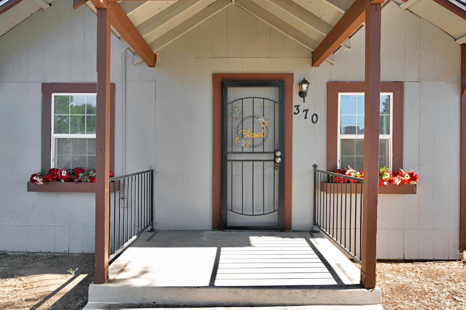 370 W Spruce Ave, Pinedale, CA 93650
