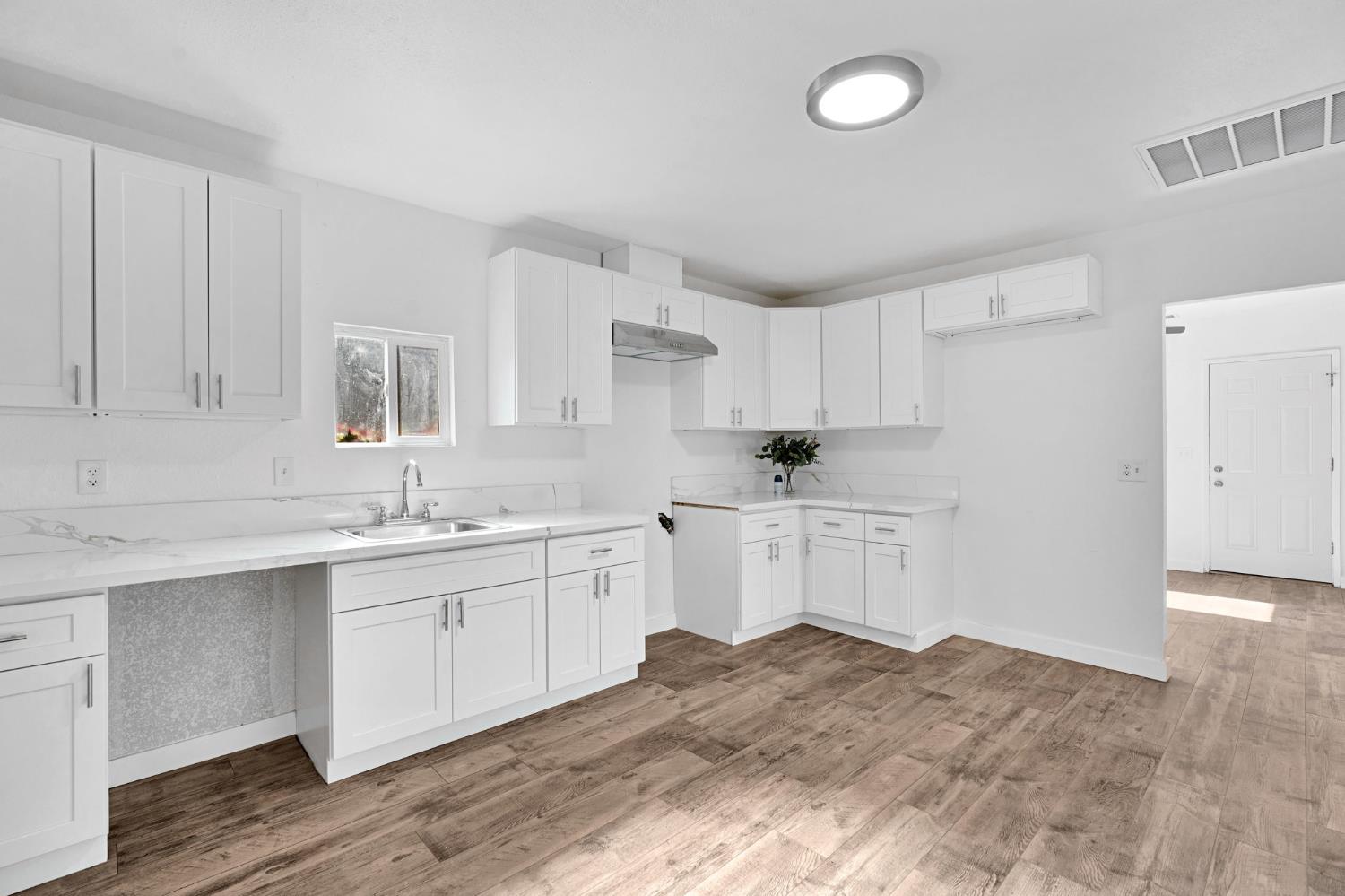 370 W Spruce Ave, Pinedale, CA 93650