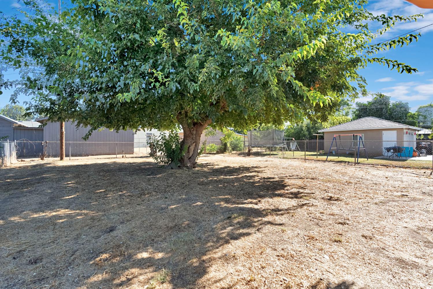 370 W Spruce Ave, Pinedale, CA 93650