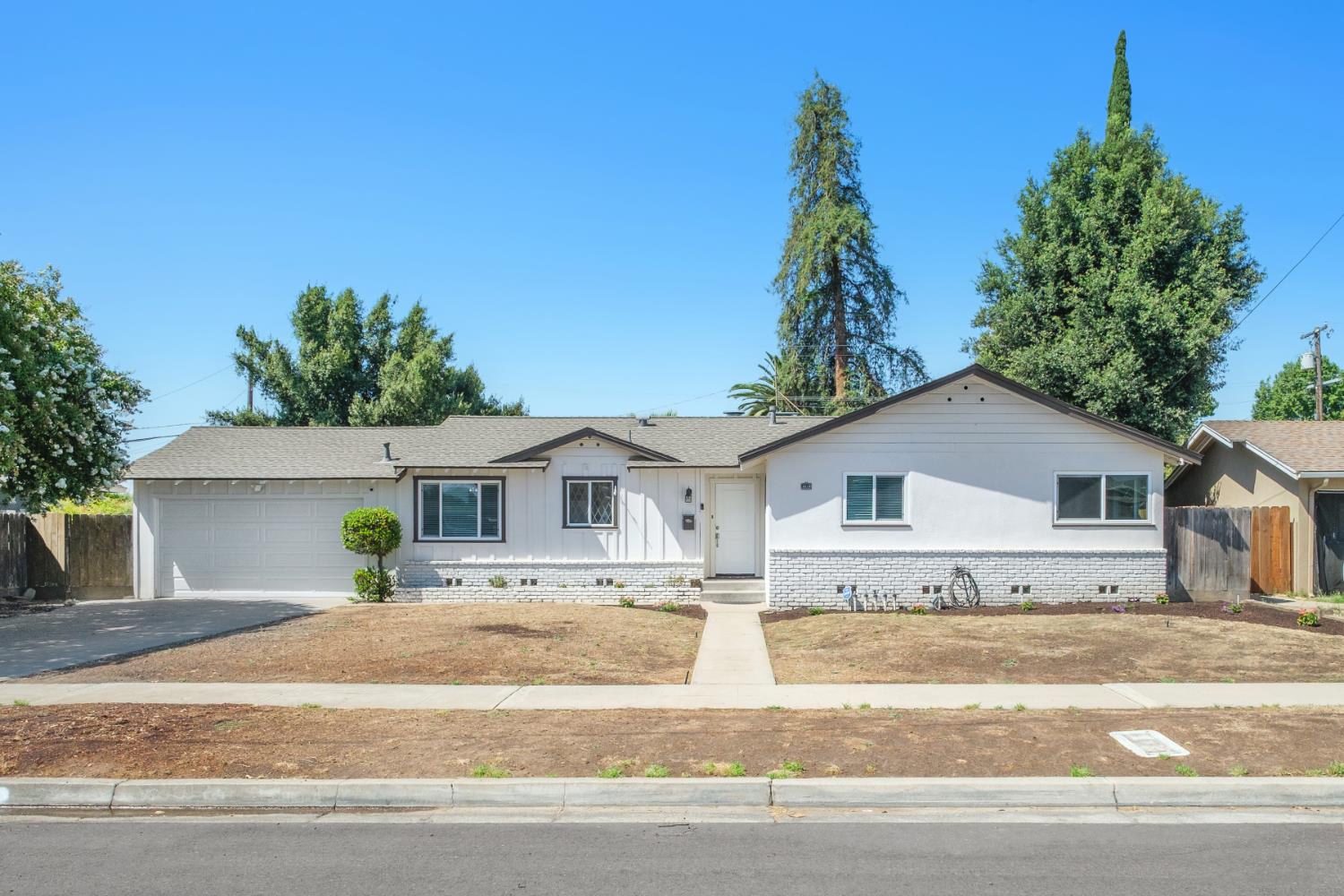 1019 W Ashcroft Ave, Fresno, CA 93705