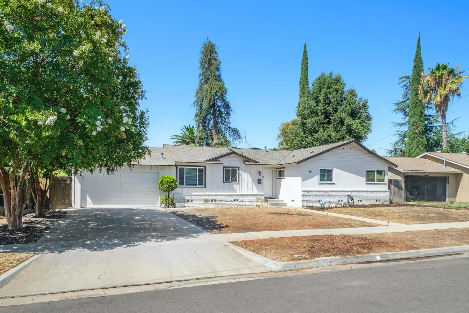 1019 W Ashcroft Ave, Fresno, CA 93705
