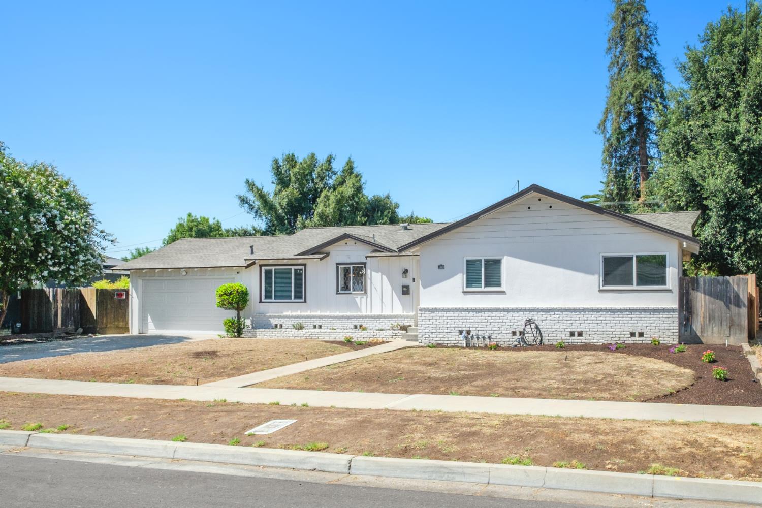 1019 W Ashcroft Ave, Fresno, CA 93705