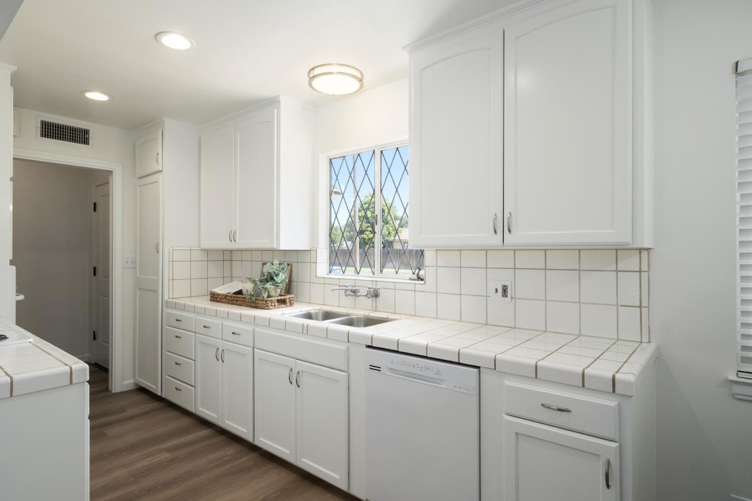 1019 W Ashcroft Ave, Fresno, CA 93705