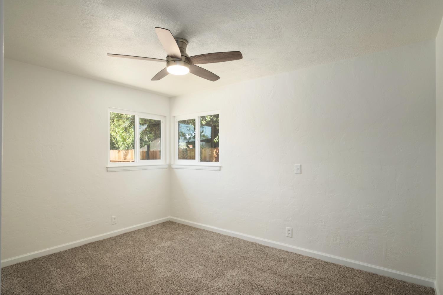 1019 W Ashcroft Ave, Fresno, CA 93705
