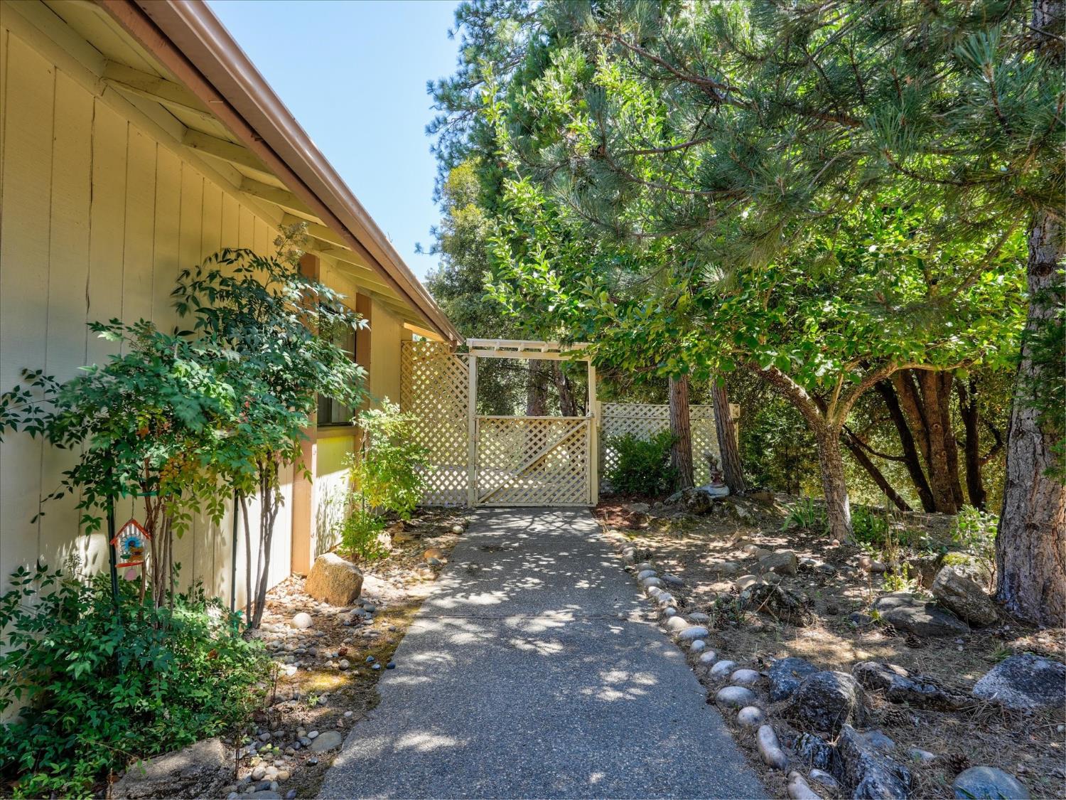 37912 China Creek Rd, Oakhurst, CA 93644