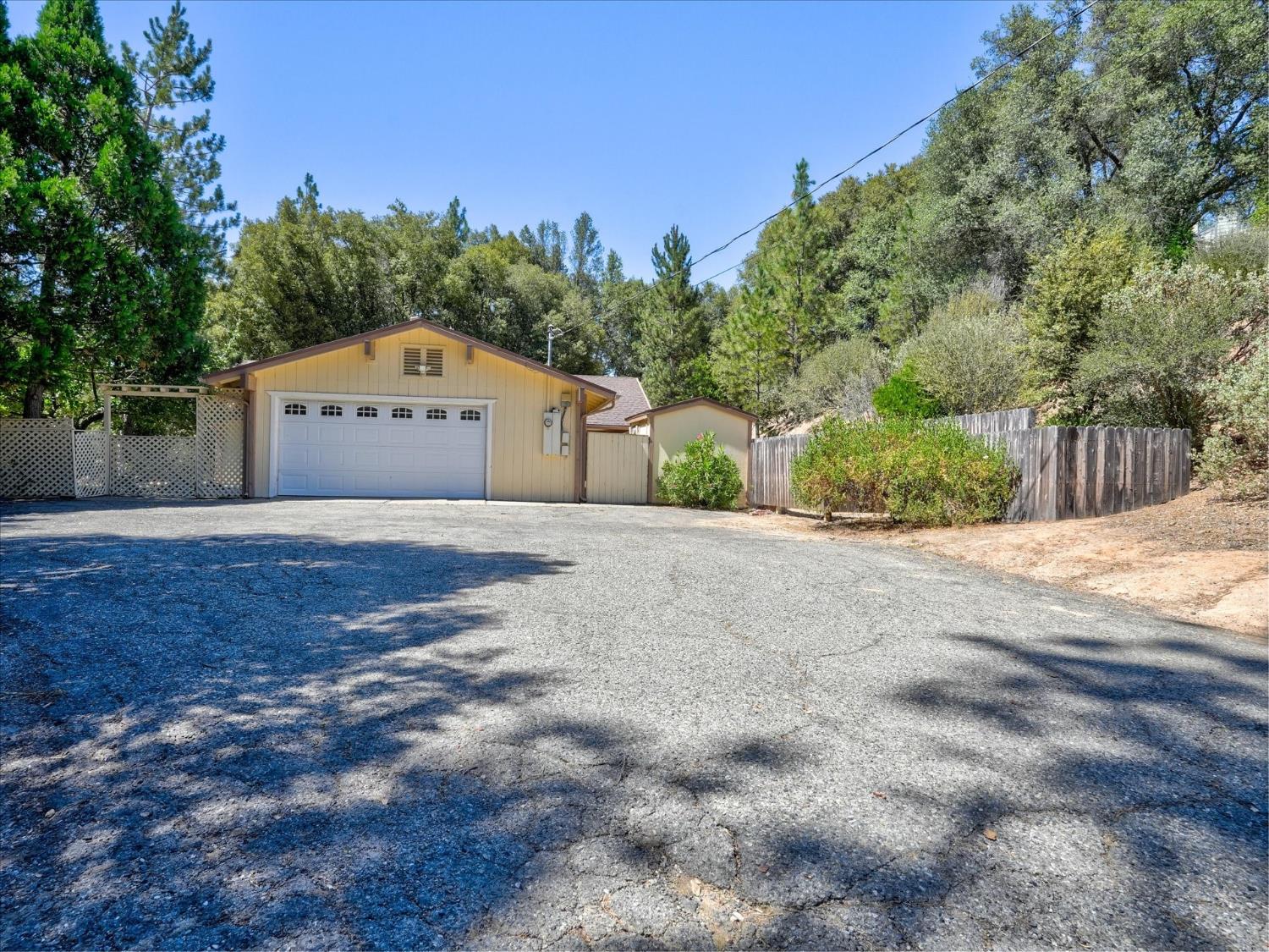 37912 China Creek Rd, Oakhurst, CA 93644