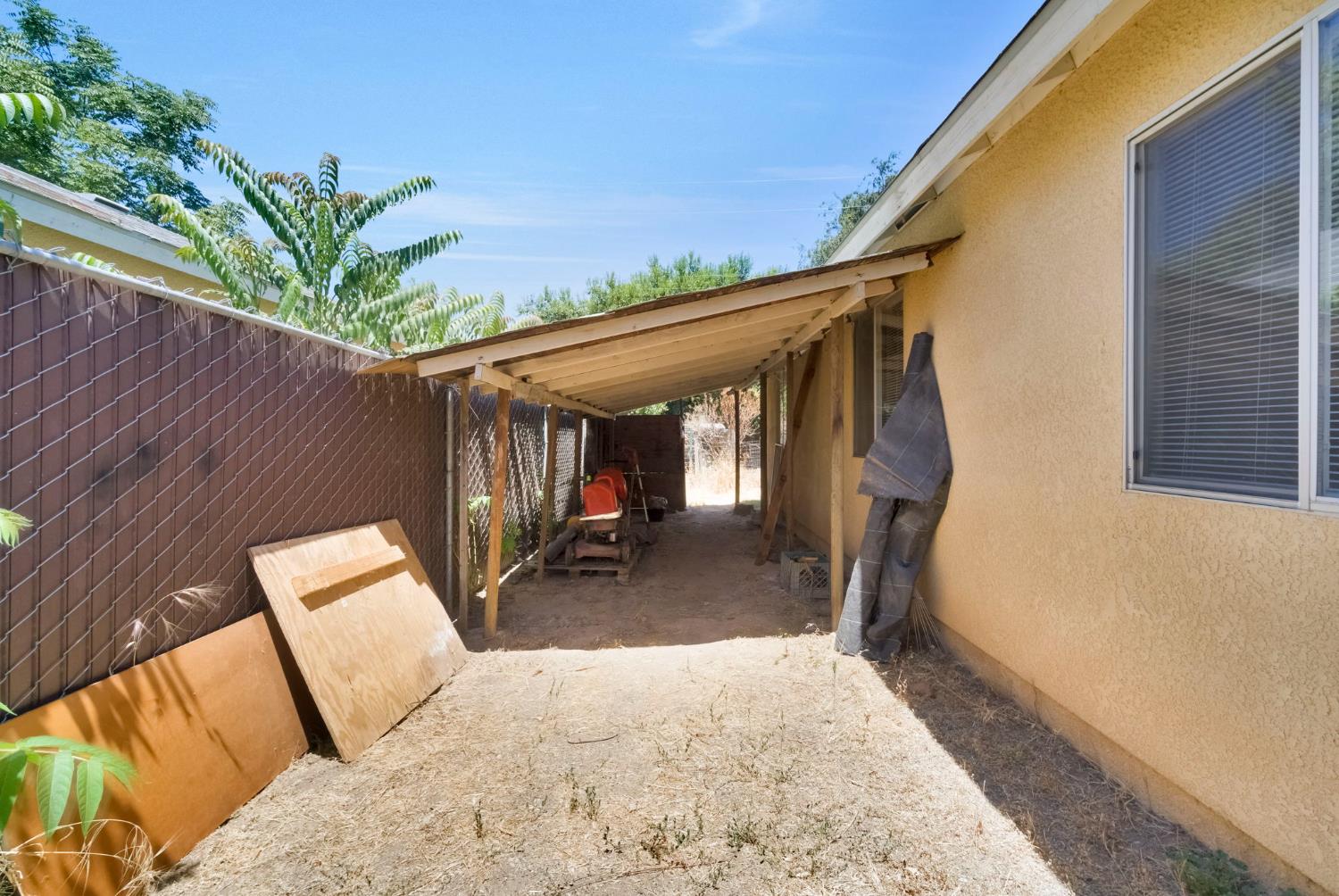 472 W Spruce Ave, Pinedale, CA 93650