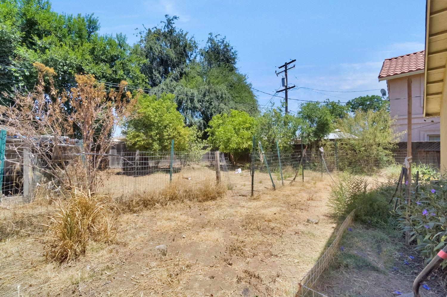 472 W Spruce Ave, Pinedale, CA 93650