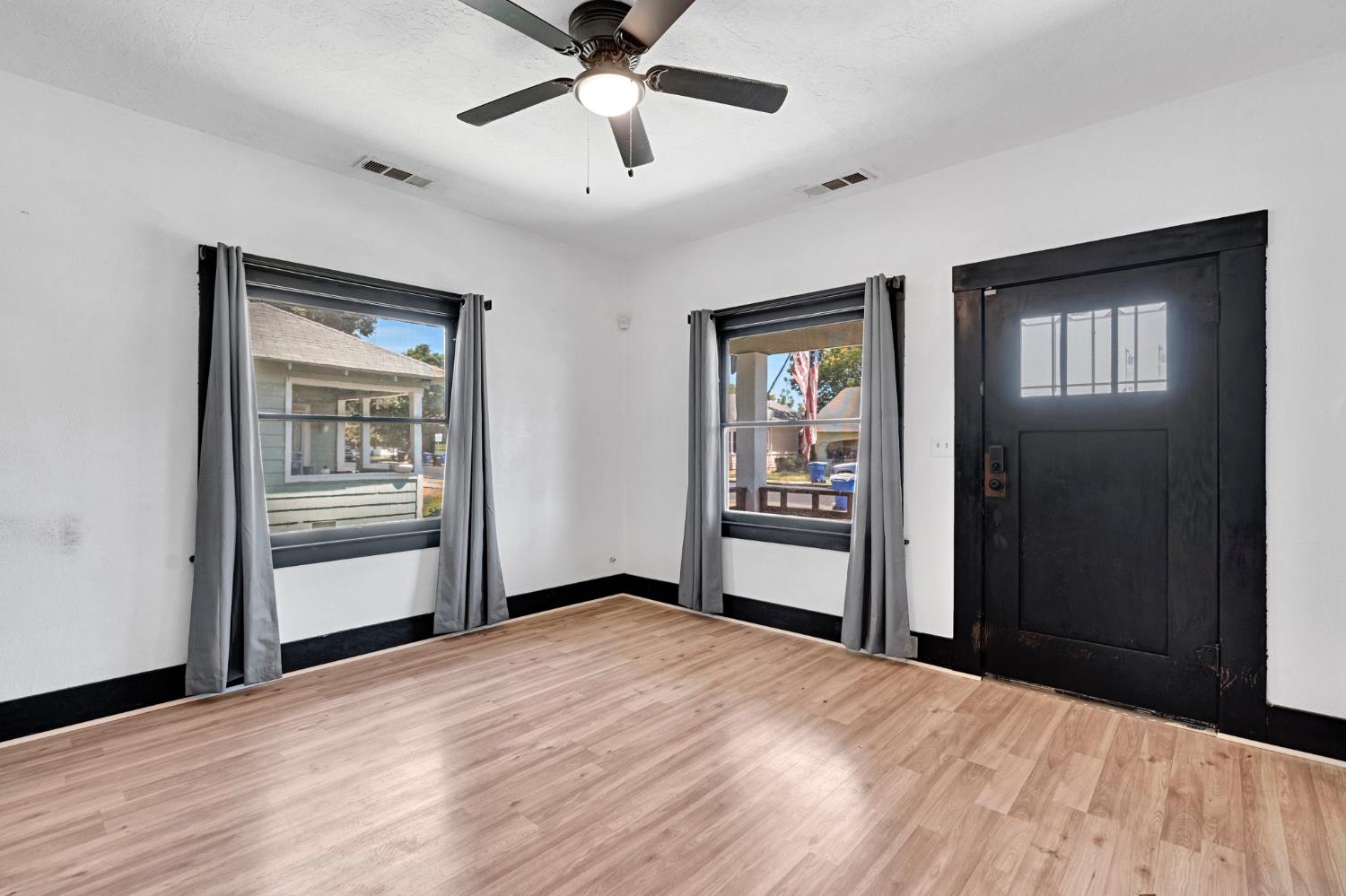 440 W Ivy St, Hanford, CA 93230