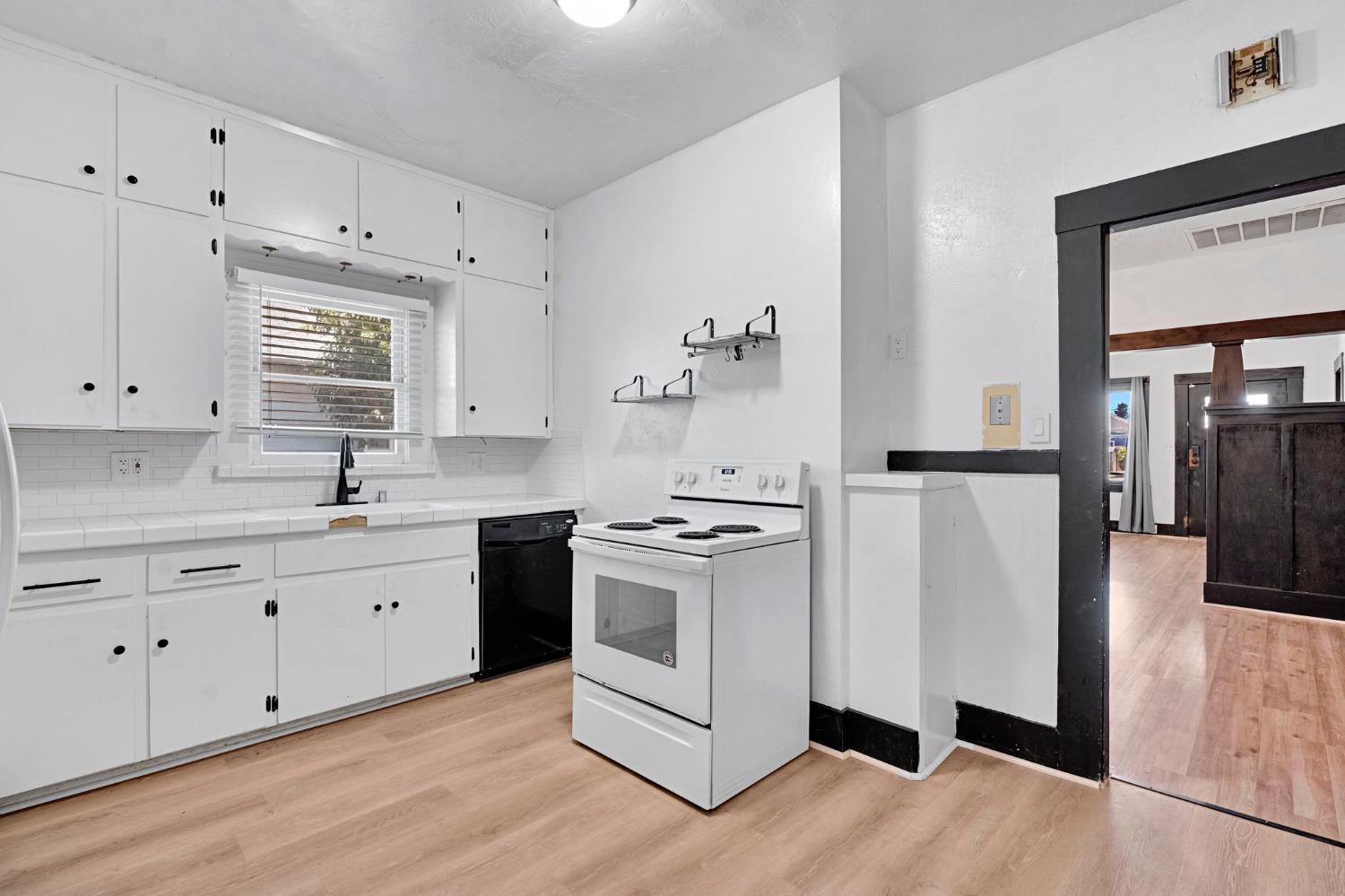 440 W Ivy St, Hanford, CA 93230