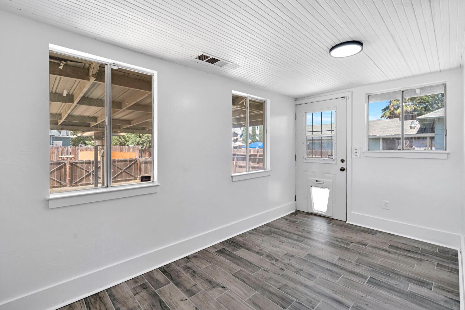 440 W Ivy St, Hanford, CA 93230