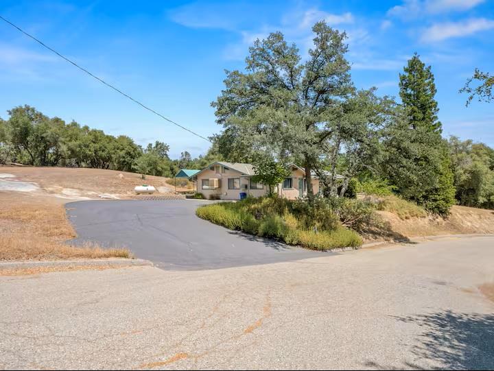 42339 Lulang Ln, Ahwahnee, CA 93601