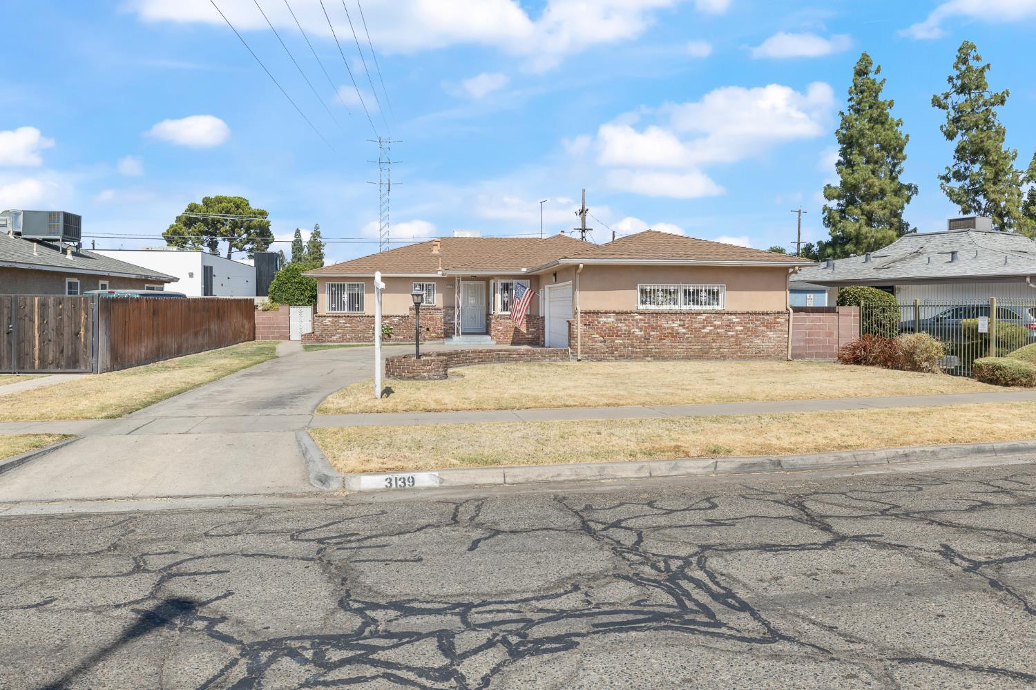 3139 N 7Th St, Fresno, CA 93703