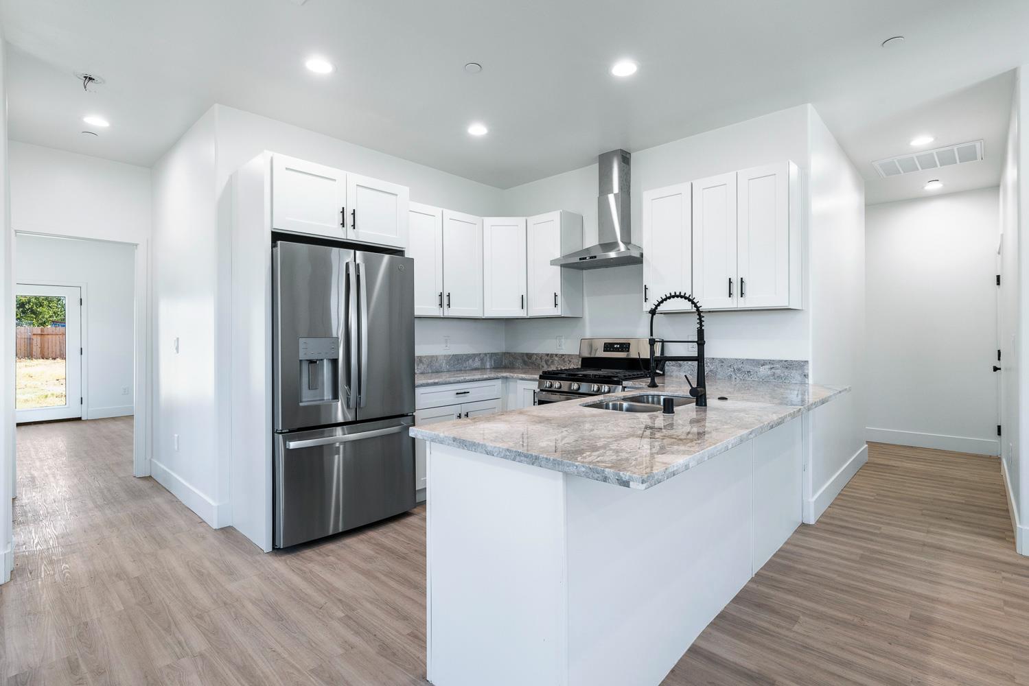 502 9Th St, Orange Cove, CA 93646