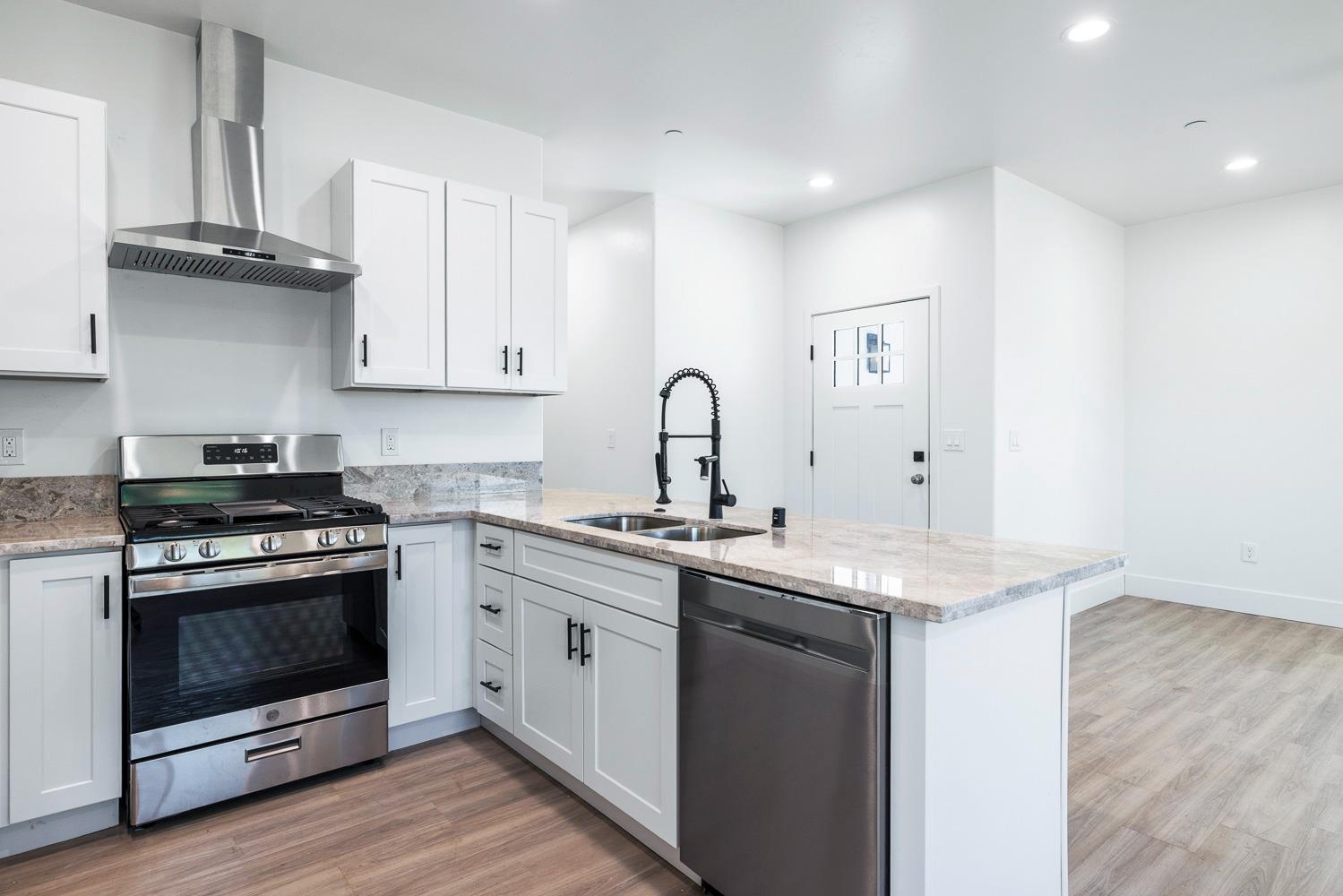 502 9Th St, Orange Cove, CA 93646