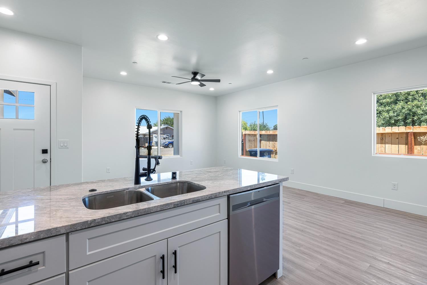 502 9Th St, Orange Cove, CA 93646