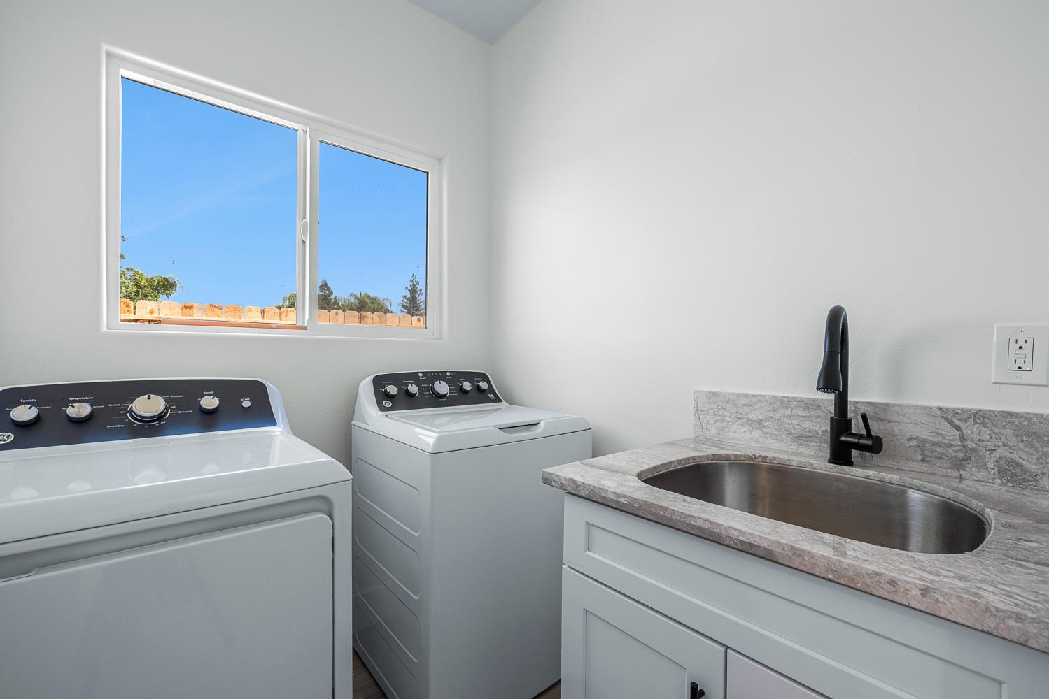502 9Th St, Orange Cove, CA 93646