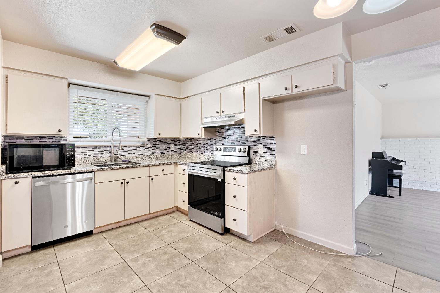 4259 N Charles Ave, Fresno, CA 93722