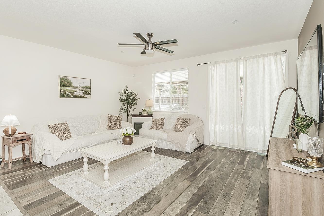 1197 S Apricot Ave, Fresno, CA 93727