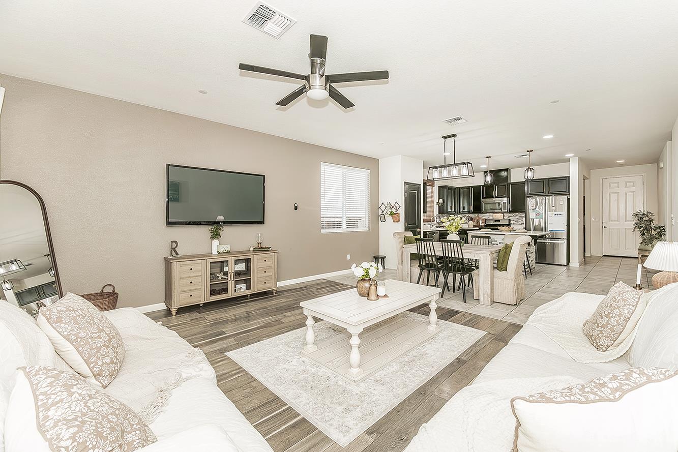 1197 S Apricot Ave, Fresno, CA 93727