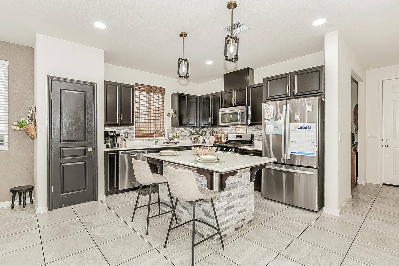 1197 S Apricot Ave, Fresno, CA 93727