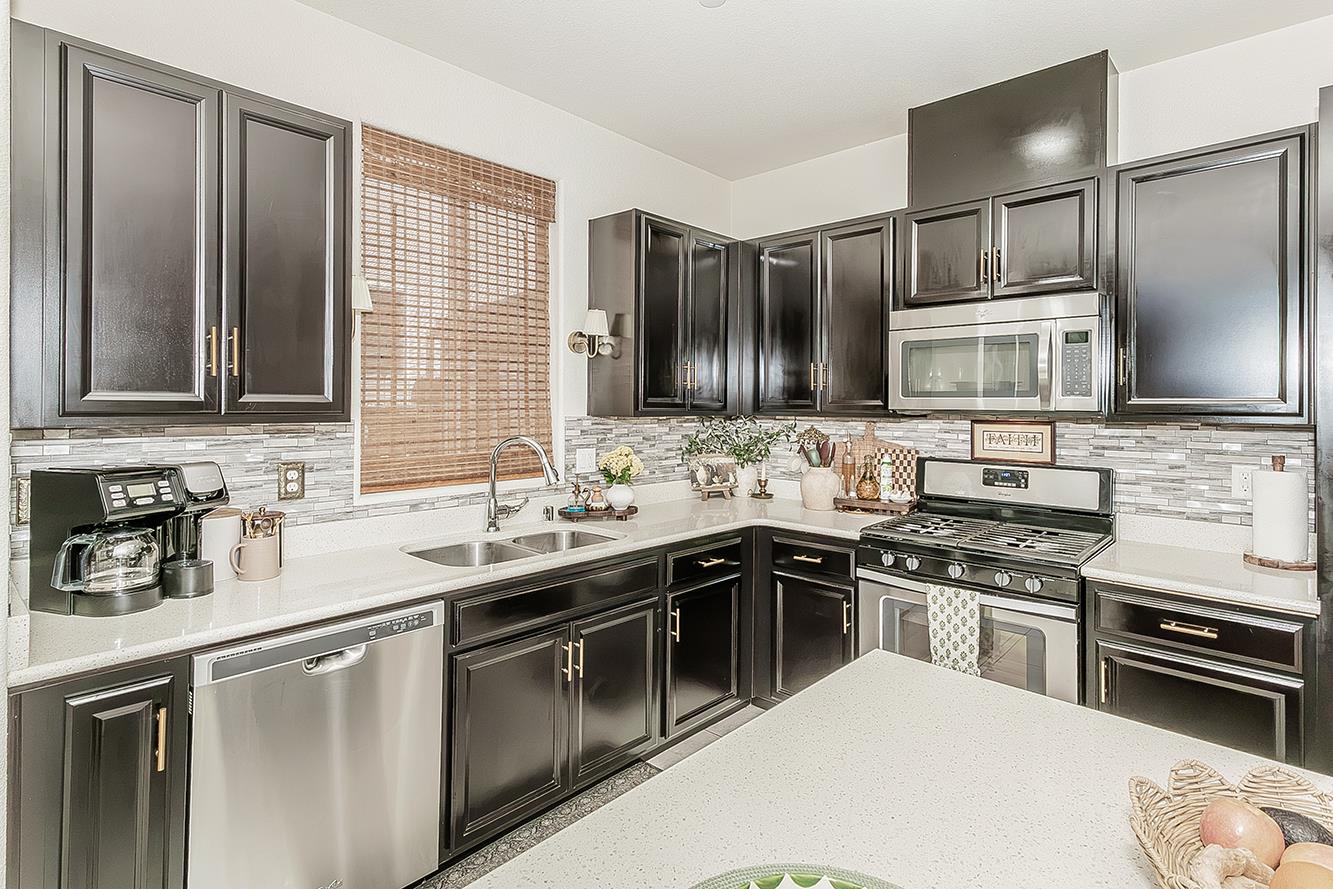 1197 S Apricot Ave, Fresno, CA 93727
