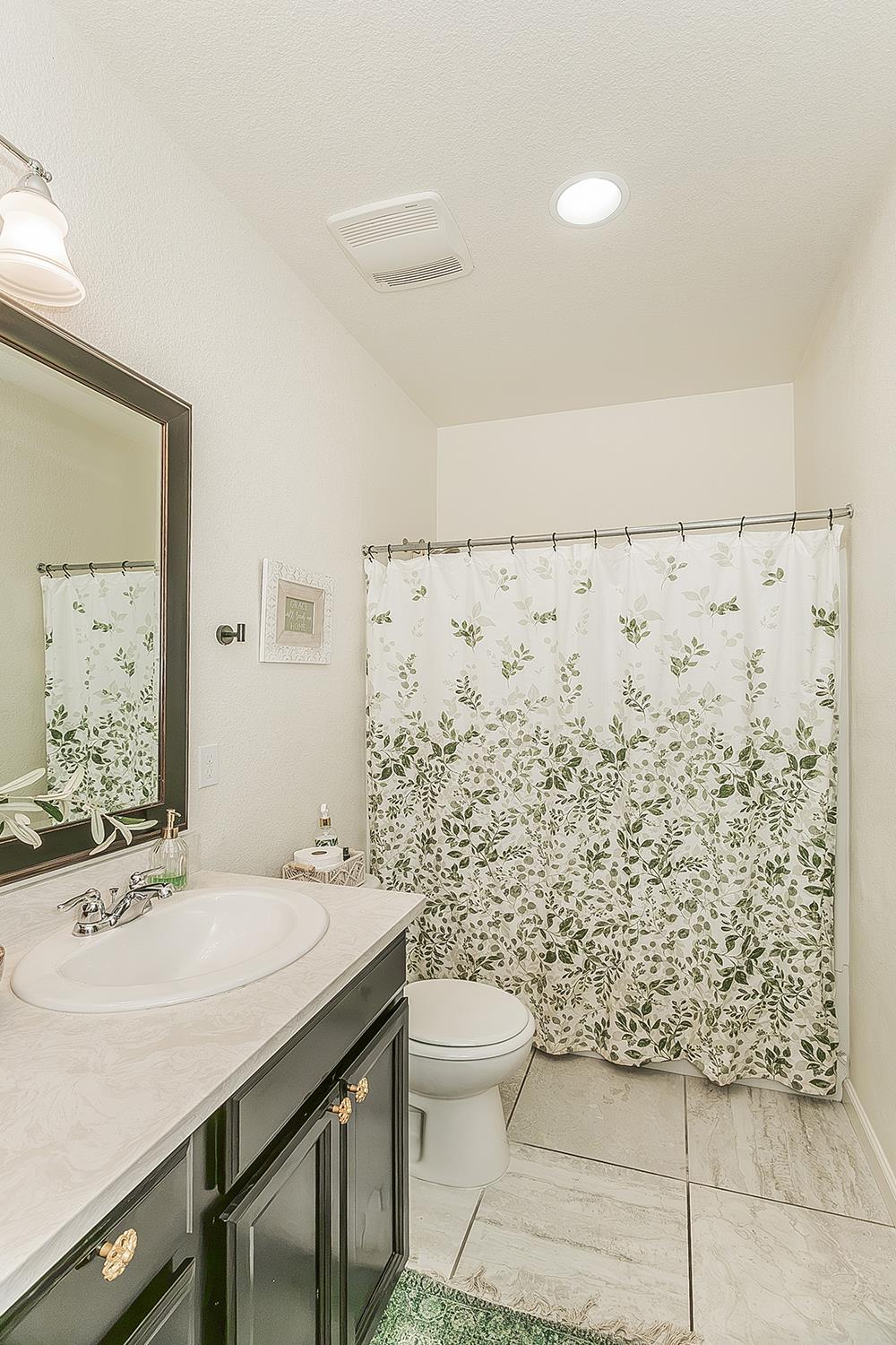 1197 S Apricot Ave, Fresno, CA 93727