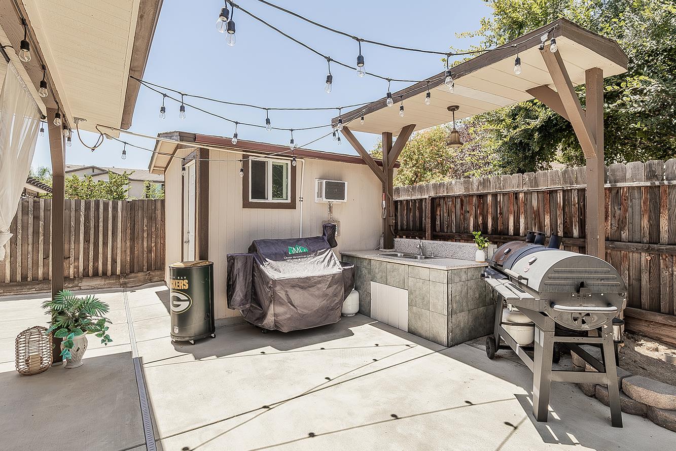 1197 S Apricot Ave, Fresno, CA 93727