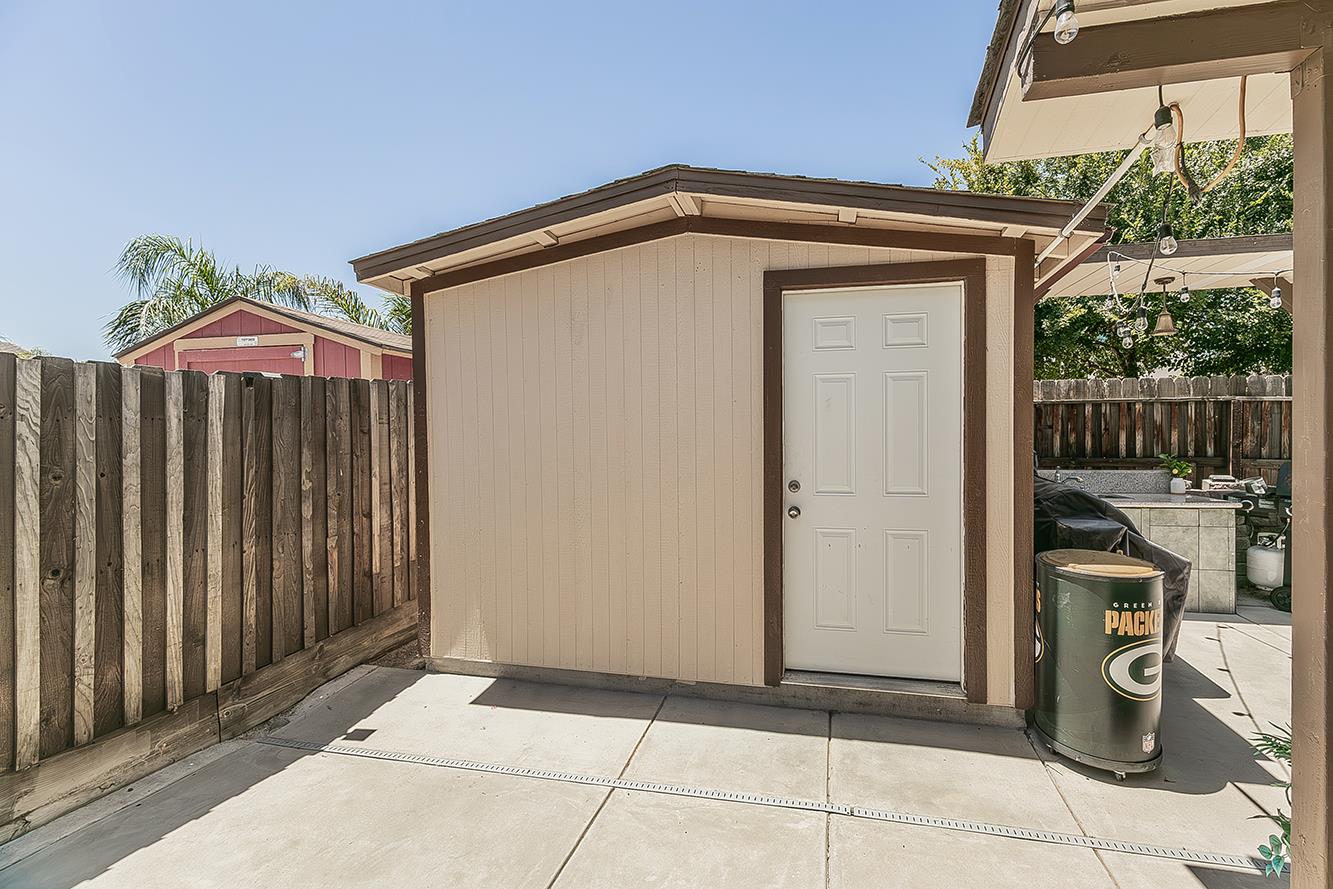 1197 S Apricot Ave, Fresno, CA 93727