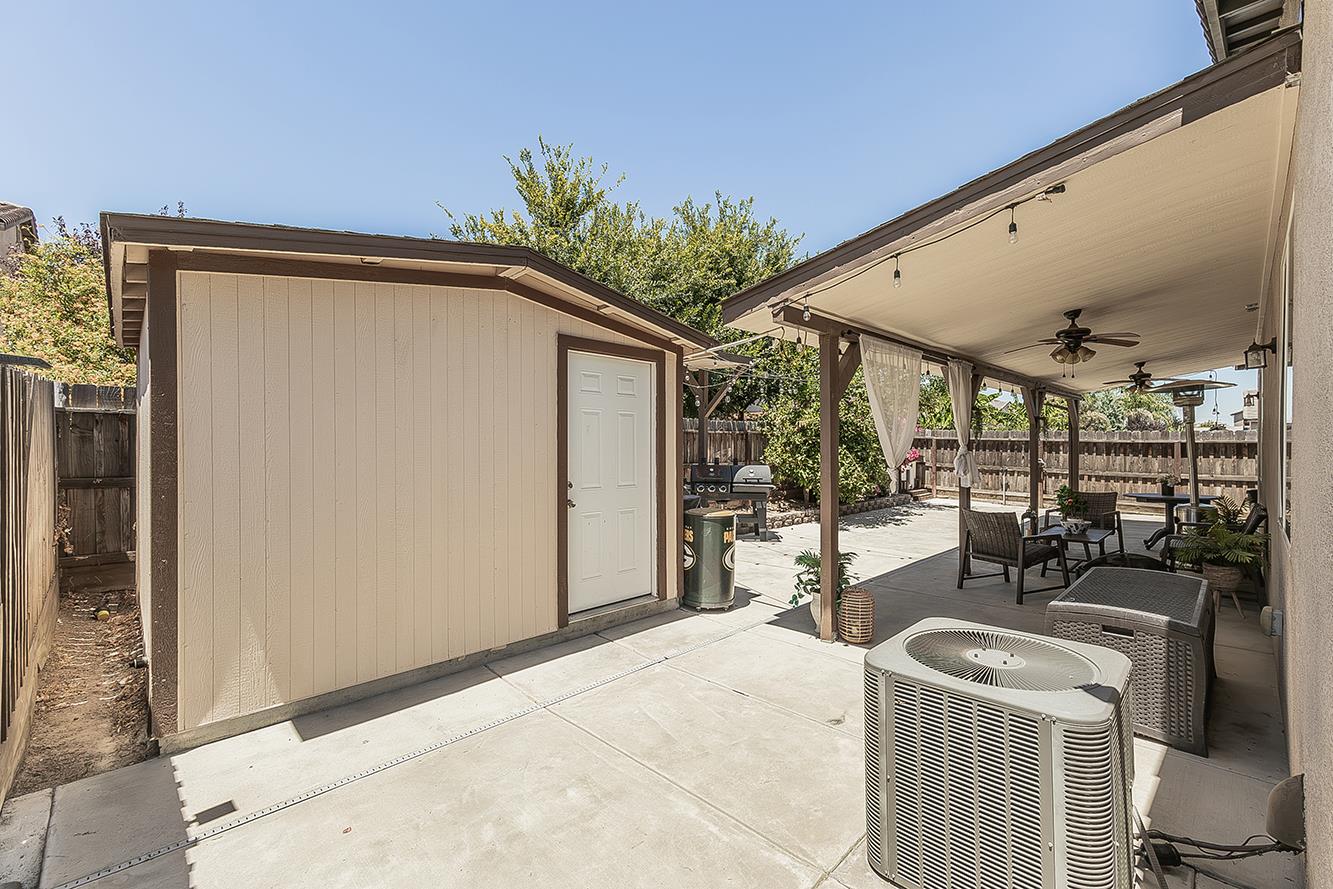 1197 S Apricot Ave, Fresno, CA 93727