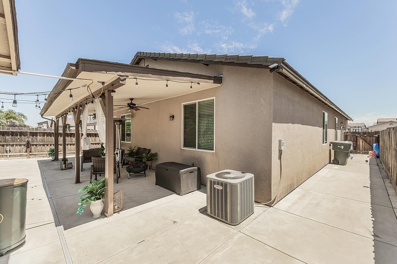 1197 S Apricot Ave, Fresno, CA 93727