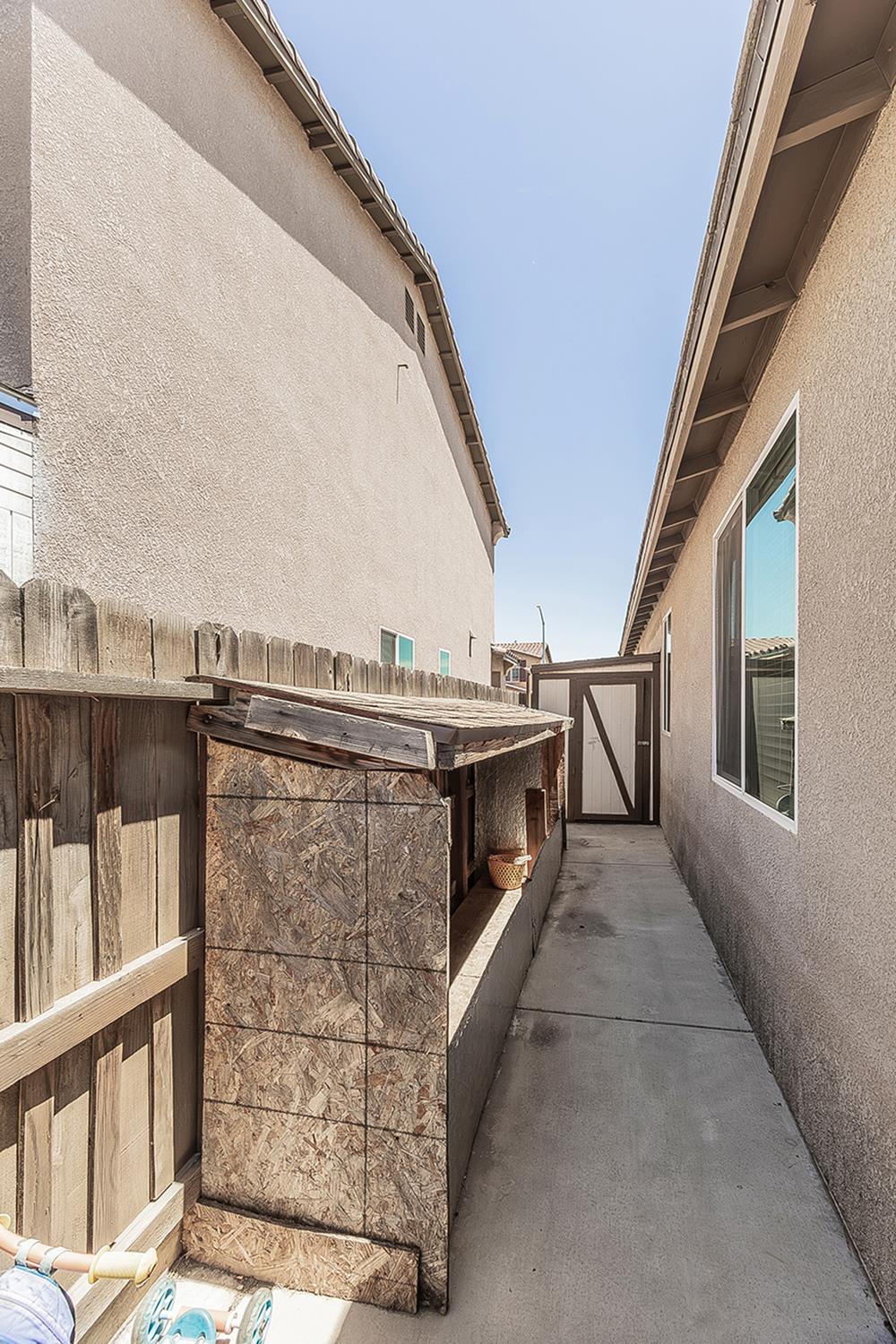 1197 S Apricot Ave, Fresno, CA 93727