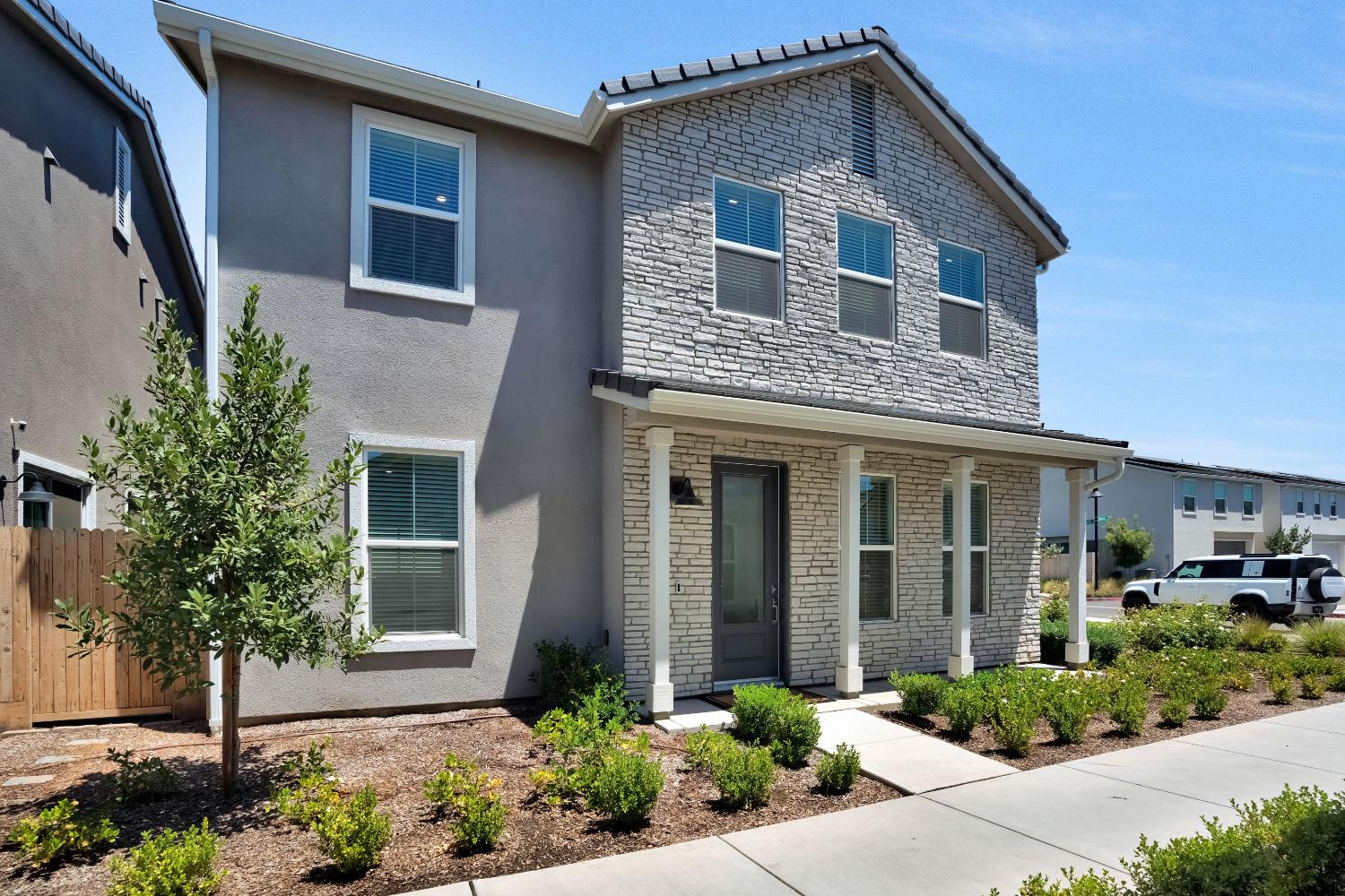 2702 E Teaberry Dr, Fresno, CA 93730