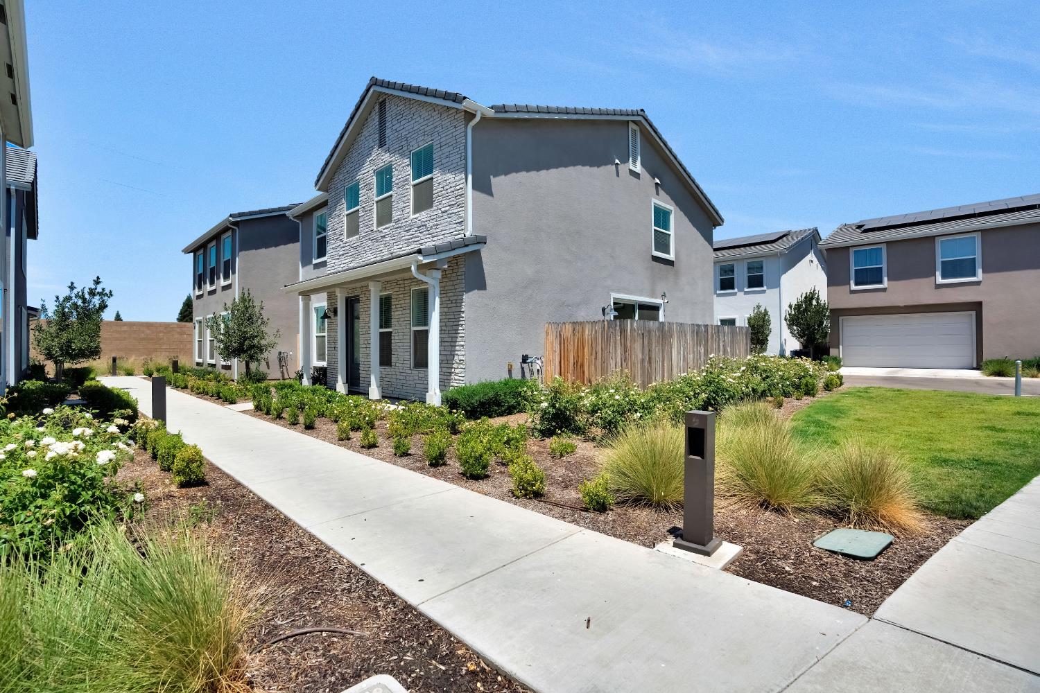 2702 E Teaberry Dr, Fresno, CA 93730