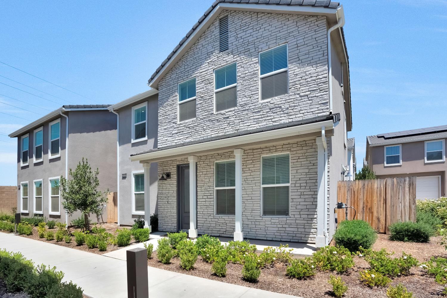 2702 E Teaberry Dr, Fresno, CA 93730