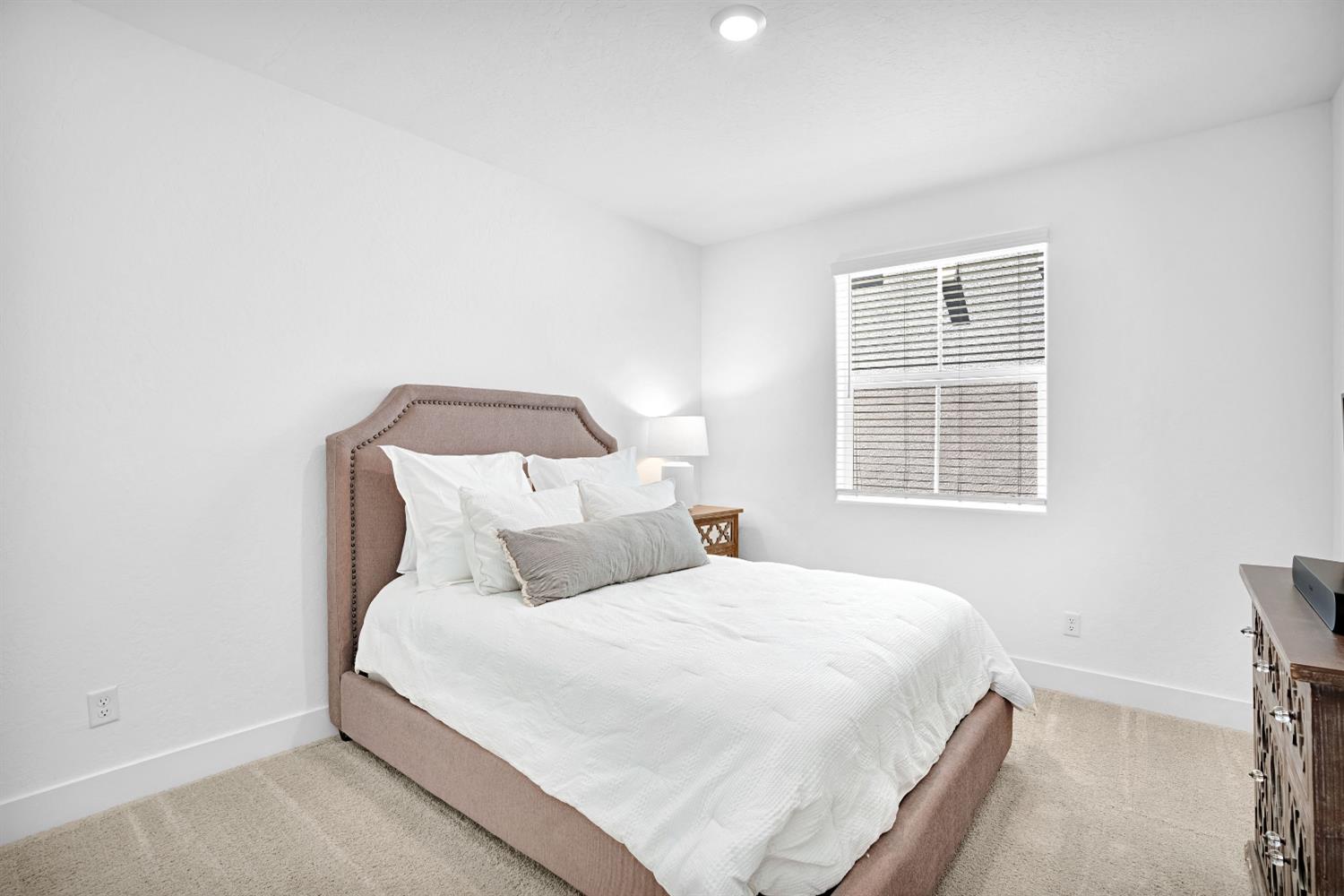 2702 E Teaberry Dr, Fresno, CA 93730