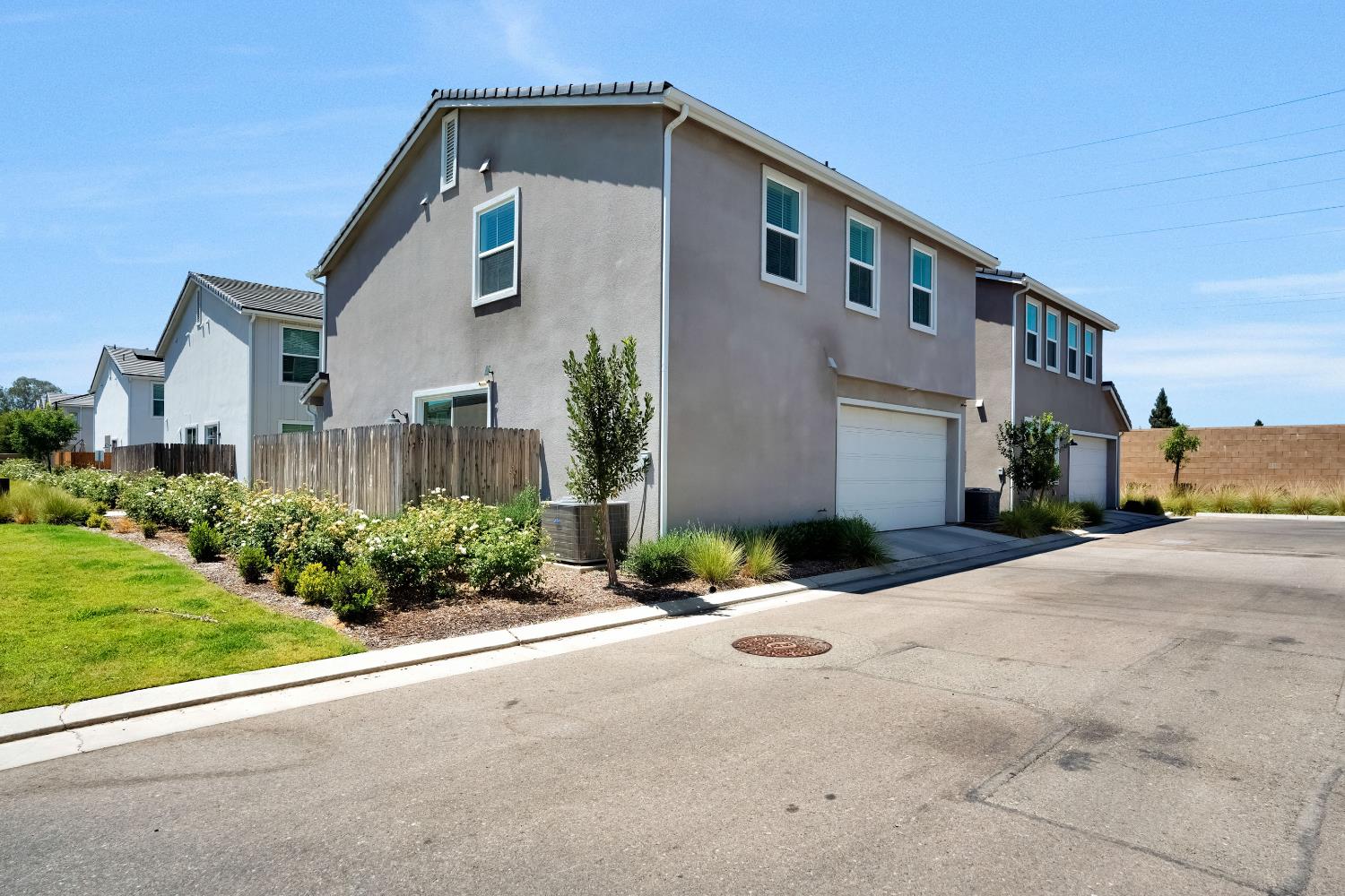 2702 E Teaberry Dr, Fresno, CA 93730