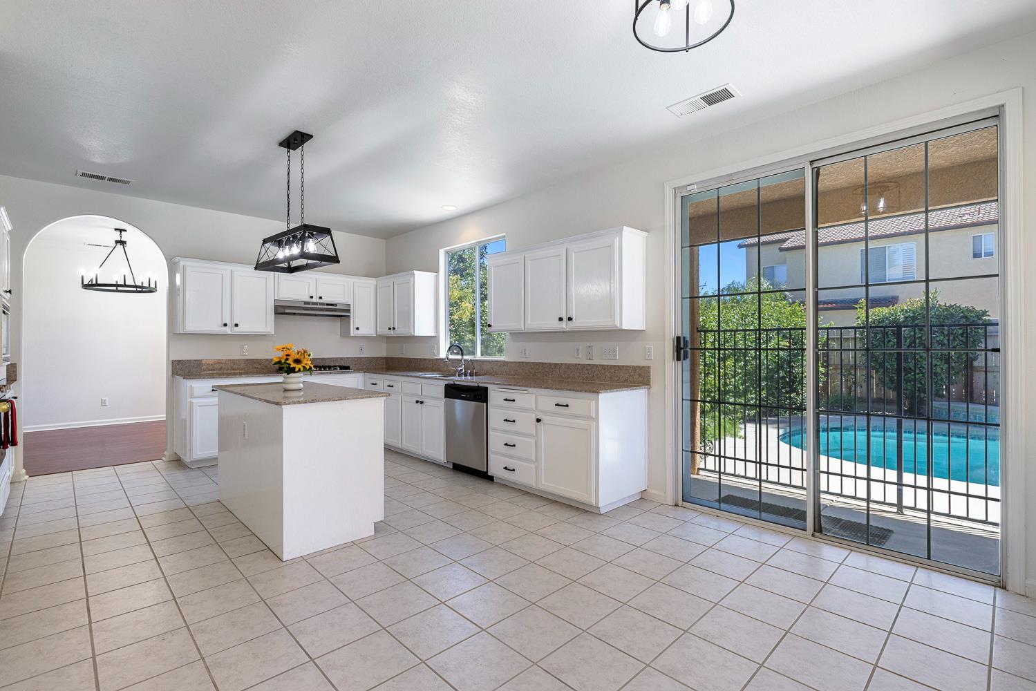 2707 E Omaha Ave, Fresno, CA 93720