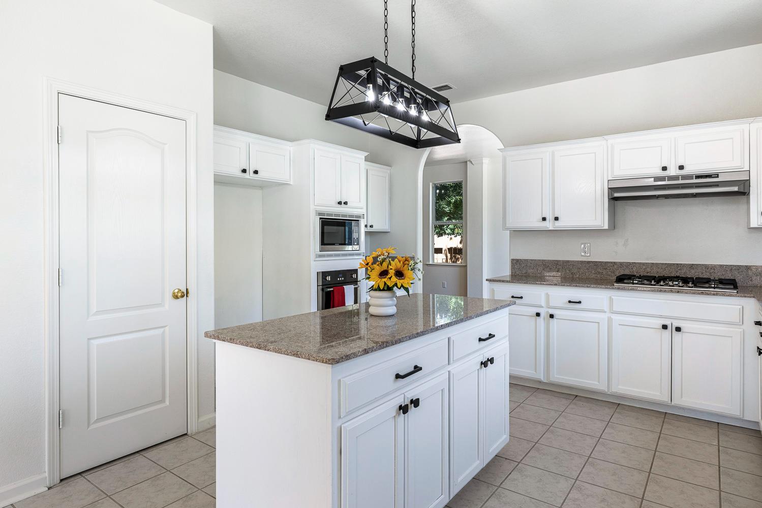 2707 E Omaha Ave, Fresno, CA 93720
