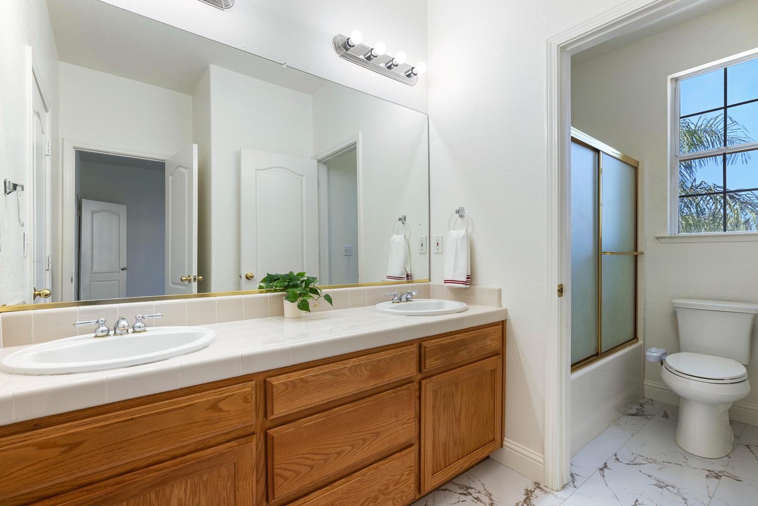 2707 E Omaha Ave, Fresno, CA 93720