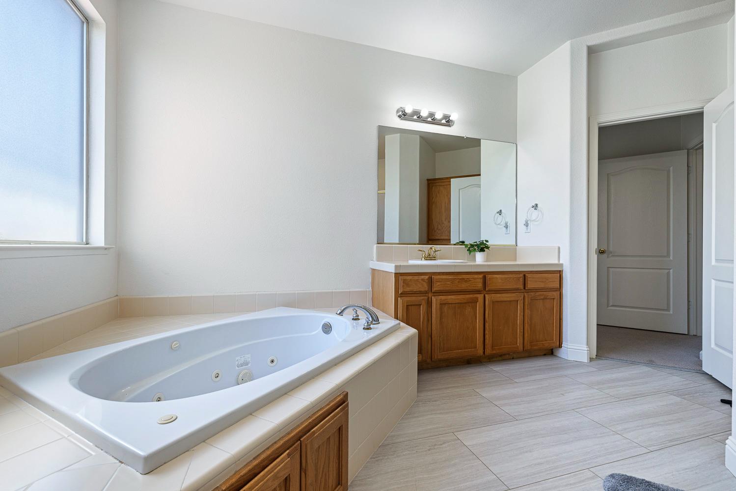 2707 E Omaha Ave, Fresno, CA 93720
