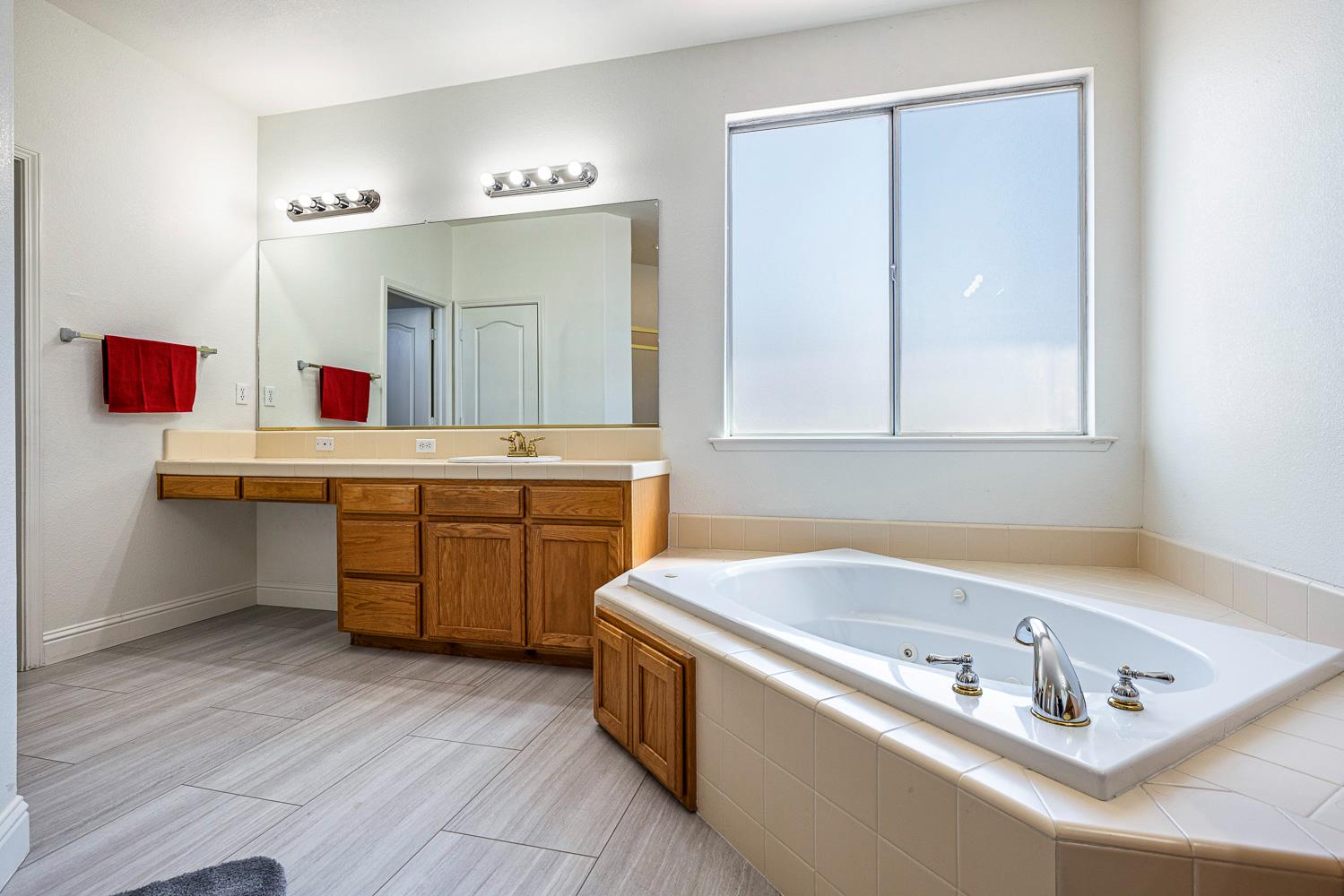 2707 E Omaha Ave, Fresno, CA 93720