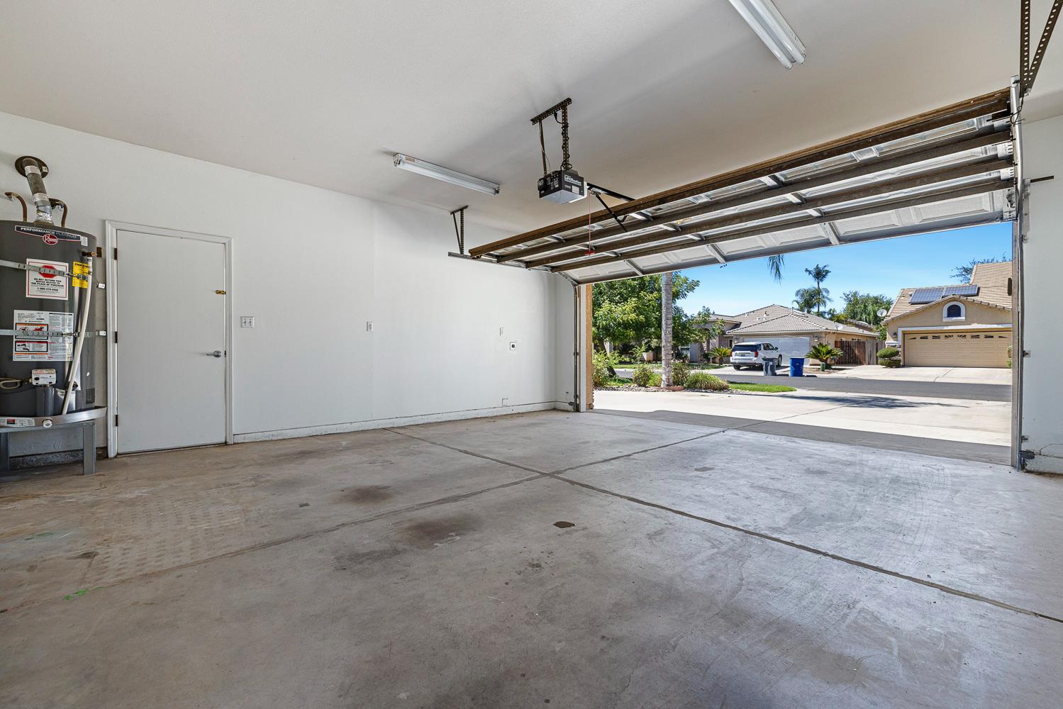 2707 E Omaha Ave, Fresno, CA 93720