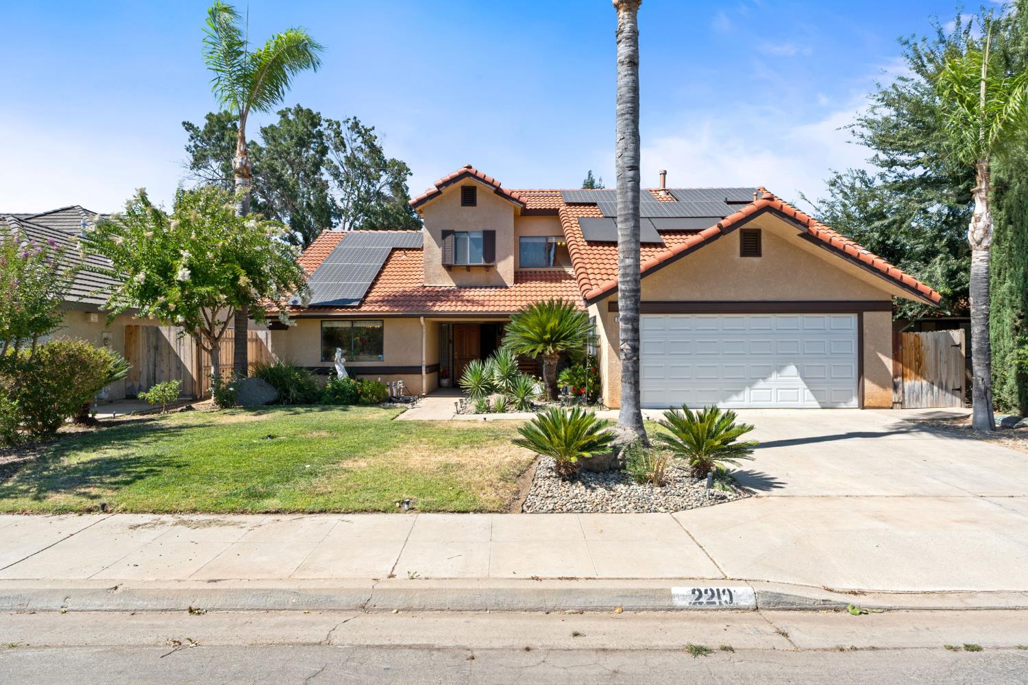 2210 E Jon Dr, Fresno, CA 93720
