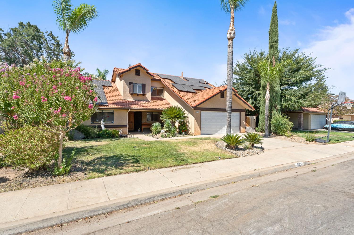 2210 E Jon Dr, Fresno, CA 93720